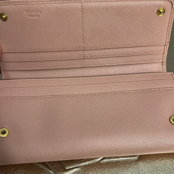 Prada Saffiano Wallet preloved good condition minor coin residue on main pouch - Picture 2 of 6